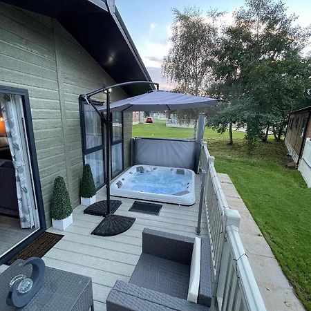Reynards Retreat Lodge With Hot Tub Barmby on the Moor Екстер'єр фото