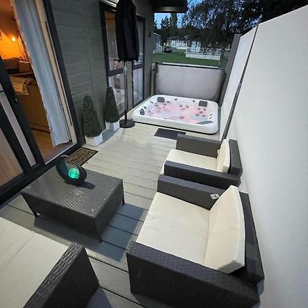 Reynards Retreat Lodge With Hot Tub Barmby on the Moor Екстер'єр фото