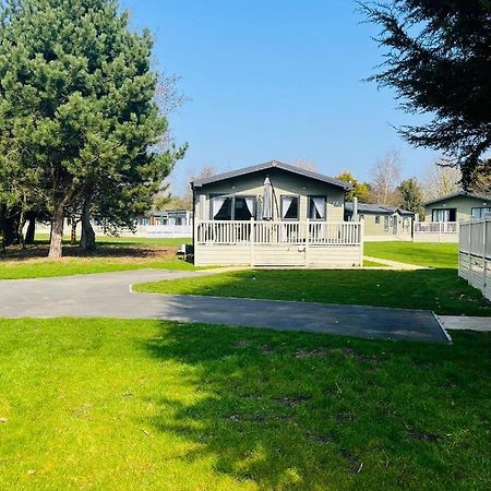 Reynards Retreat Lodge With Hot Tub Barmby on the Moor Екстер'єр фото