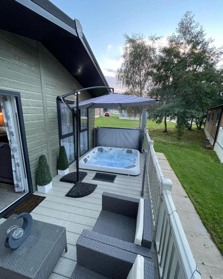 Reynards Retreat Lodge With Hot Tub Barmby on the Moor Екстер'єр фото