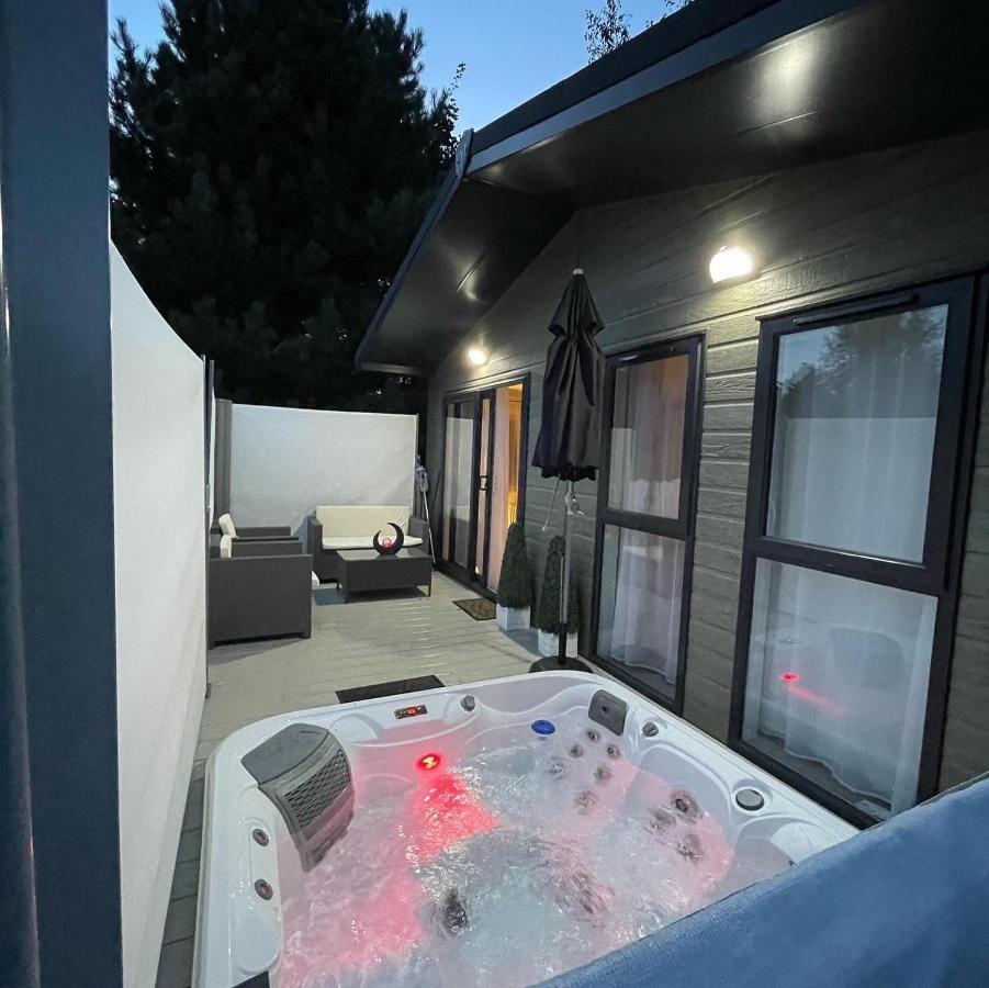 Reynards Retreat Lodge With Hot Tub Barmby on the Moor Екстер'єр фото