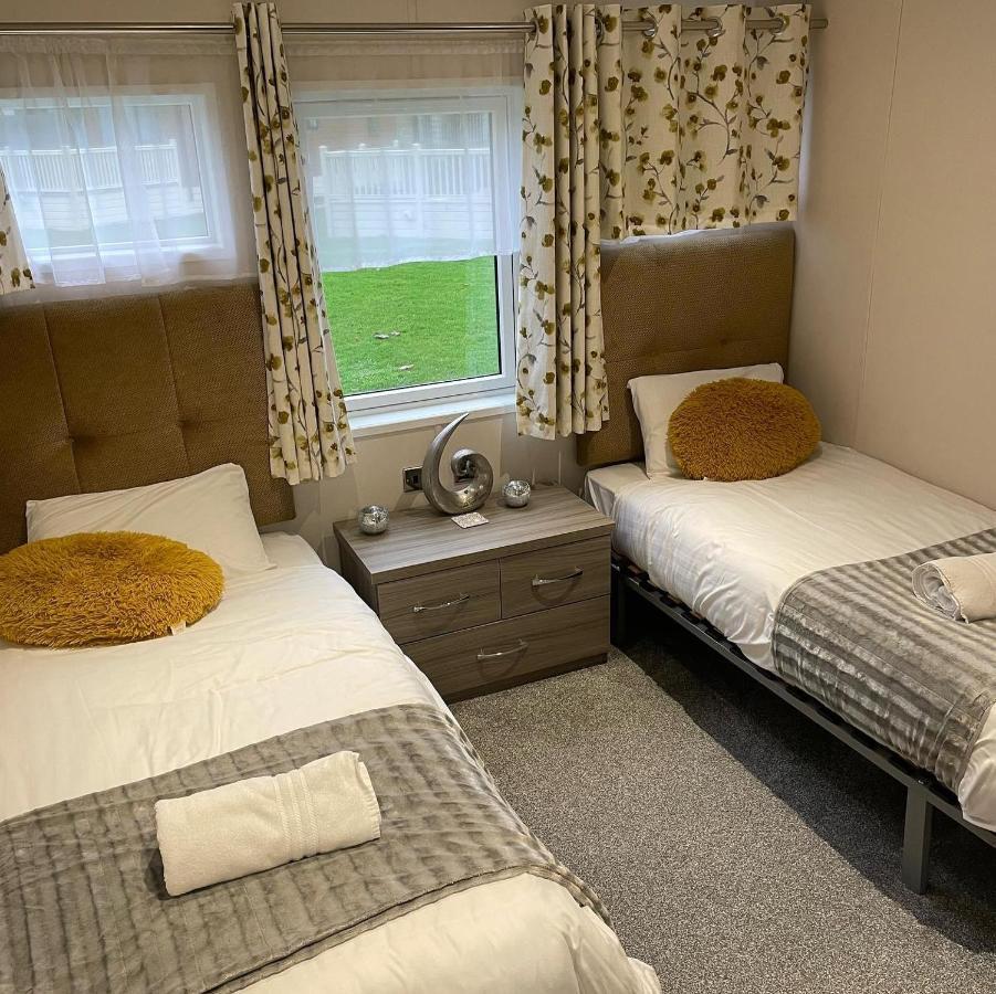 Reynards Retreat Lodge With Hot Tub Barmby on the Moor Екстер'єр фото