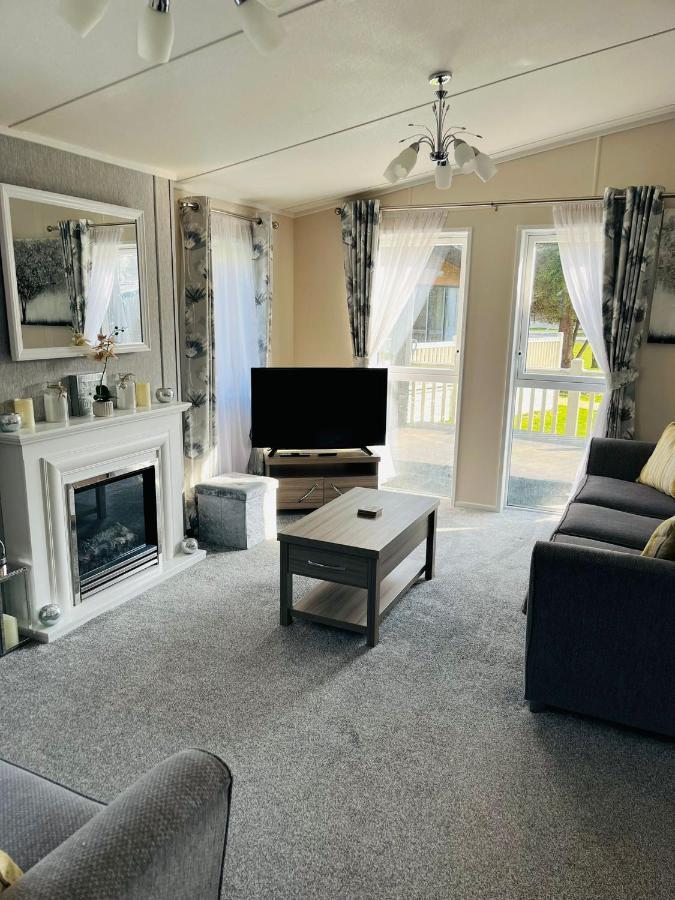 Reynards Retreat Lodge With Hot Tub Barmby on the Moor Екстер'єр фото