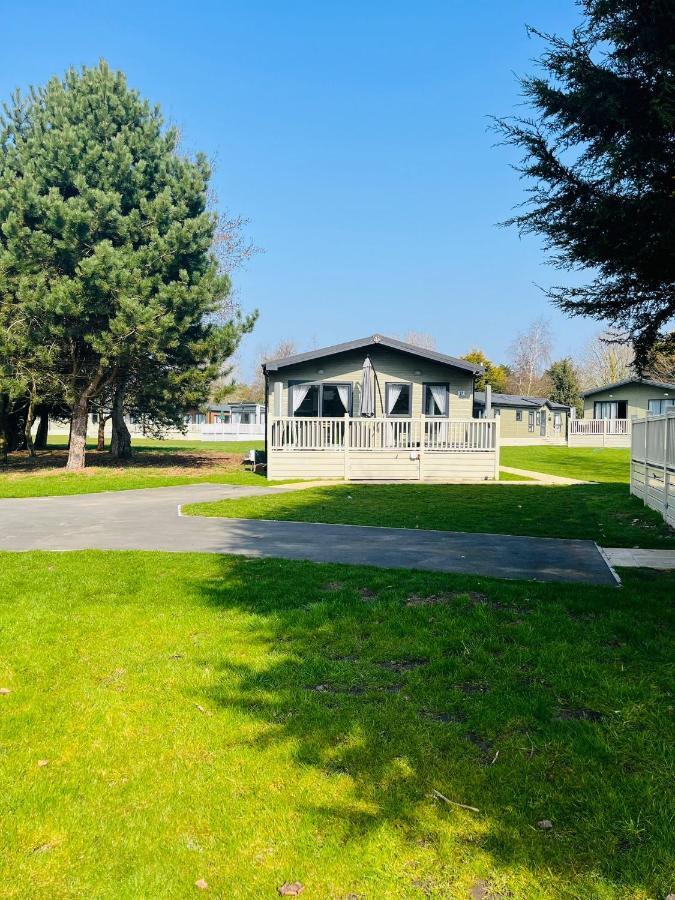 Reynards Retreat Lodge With Hot Tub Barmby on the Moor Екстер'єр фото