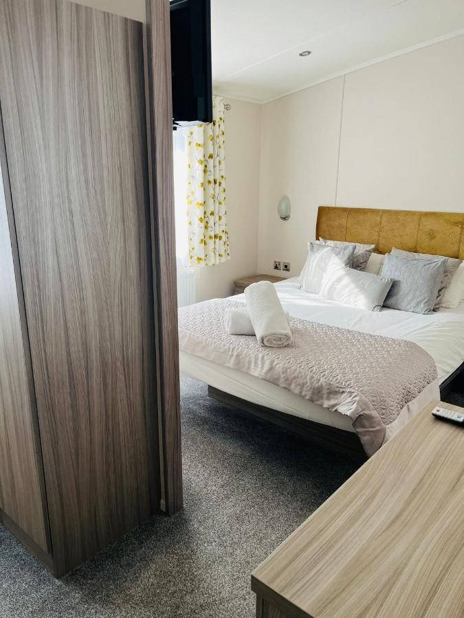 Reynards Retreat Lodge With Hot Tub Barmby on the Moor Екстер'єр фото